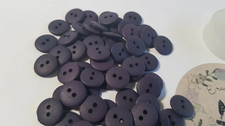 Vintage/retro 2 hole button new 15pcs, 11.1 mm dia., colour: deep purple - Image 3 of 4