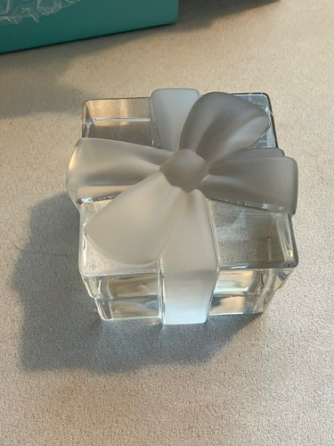 Tiffany & Co ~ Crystal ~ Frosted Bow Gift Box Paperweight ~ Original Sticker - Picture 2 of 4