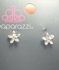    PAPARAZZI Flower     White Rhinestone Post Earrings NWT Stunning   LQQK