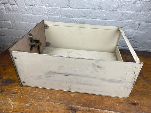 Cajón de gabinete vintage con panel frontal de latón adornado, tirón y vidrio con soporte para etiquetas - Imagen 6 de 7