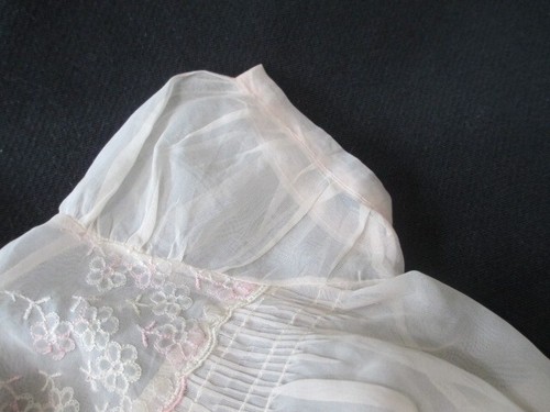 Antico vestito bambino/bambola rosa pallido nylon ricamato corpetto floreale e plissettato LG - Foto 10 di 11