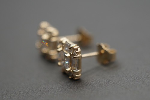 Hermosos pendientes de tachuelas circulares brillantes de oro amarillo liso de 14 K de 7 mm cuadrados para hombre y mujer. - Imagen 3 de 10