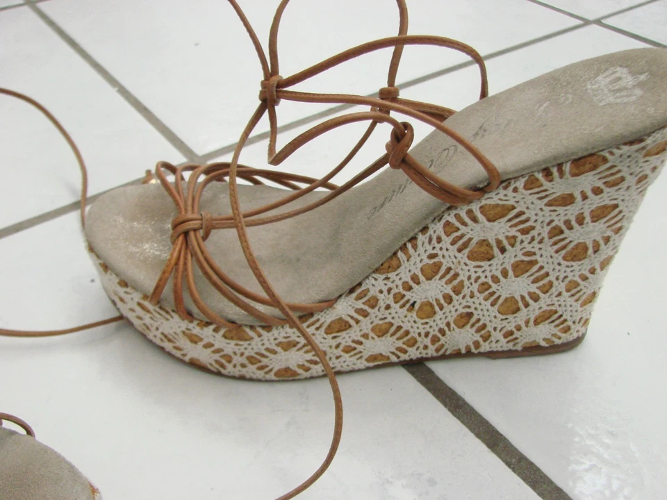 Juicy Couture белый/коричневый на танкетке каблуки 8 М ремень обернуть вокруг лодыжки с кружева и пробки - Изображение 3 из 4