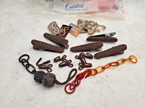 VINTAGE-KLEIDSCHMUCK-CLIPS HAKEN ANHÄNGER KETTE BUCHSTABEN-BRAUN GEWEBT-NACHLASSFUND - Bild 10 von 12