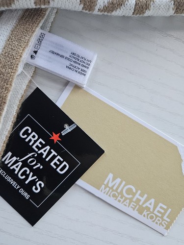 Bufanda con monograma Michael Kors - Elegante diseño de logotipo MK NUEVA CON ETIQUETAS Macys color tostado crema 65x10,5 - Imagen 2 de 5