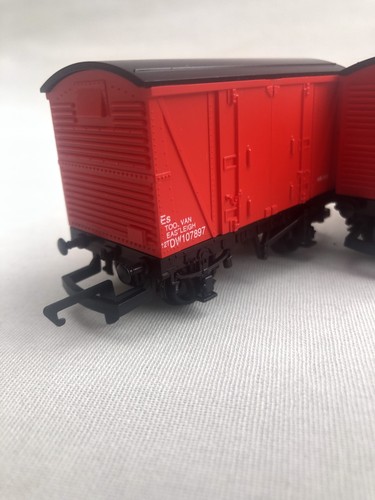 2 x Hornby R045 calibre OO BR 12T herramientas ventiladas furgonetas Eastleigh DW107897 rojo en muy buena condición - Imagen 8 de 12