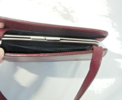 Kenneth Cole New York Small Burgundy Red Leather Crossbody Used Purse Kiss Lock - Picture 4 of 11