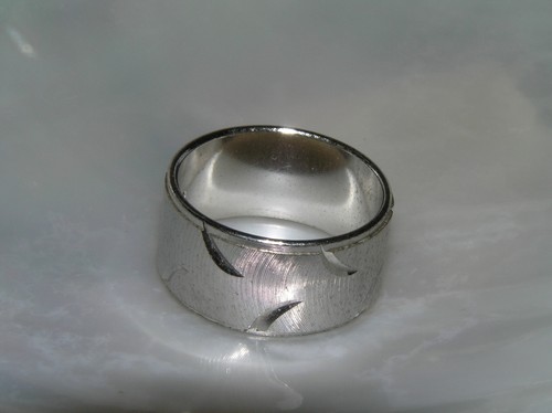 Estate 18K Electroplated Etched Brushed Silvertone Band Ring Size 8.5 – width of - Picture 3 of 3