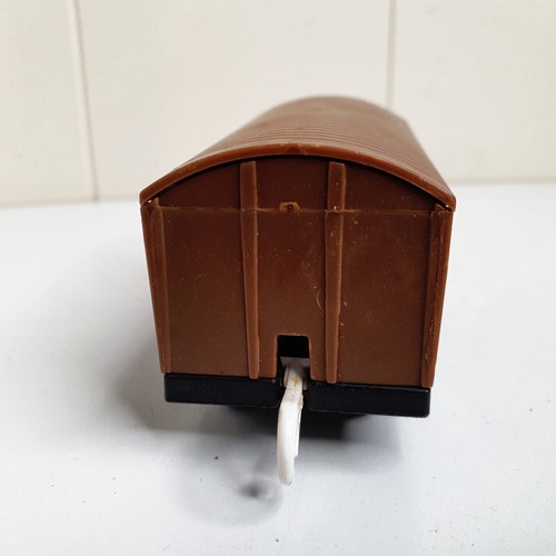 2002 BROWN LIVESTOCK CATTLE CARGO CAR- Thomas & Friends Trackmaster Train - Tomy - Picture 6 of 8