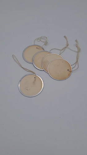 Menge 5 Metall Kanten 2 1/4" Vintage Papier Etiketten Ring/Schlüssel ID Etiketten Tags weiß - Video 1 von 1