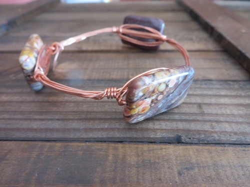 Brazalete hecho a mano en EE. UU. inspirado en diseñador con alambre de cobre y piedras preciosas - Imagen 2 de 2