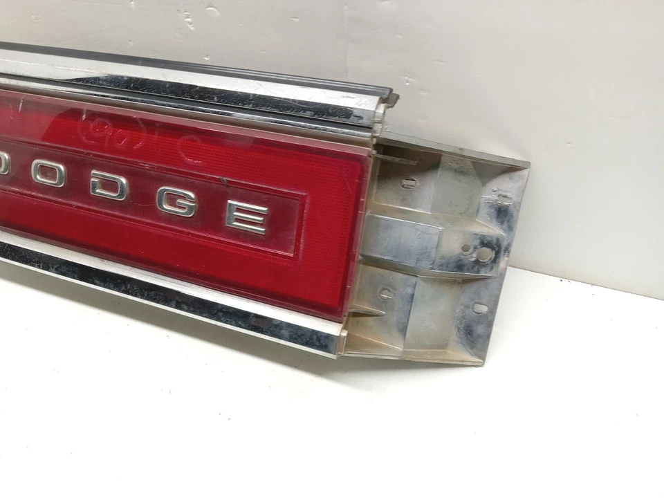 Dodge Dynasty 1988-1993 panel de acabado de luz trasera central OEM, 194-00121 Foto 3 de 4
