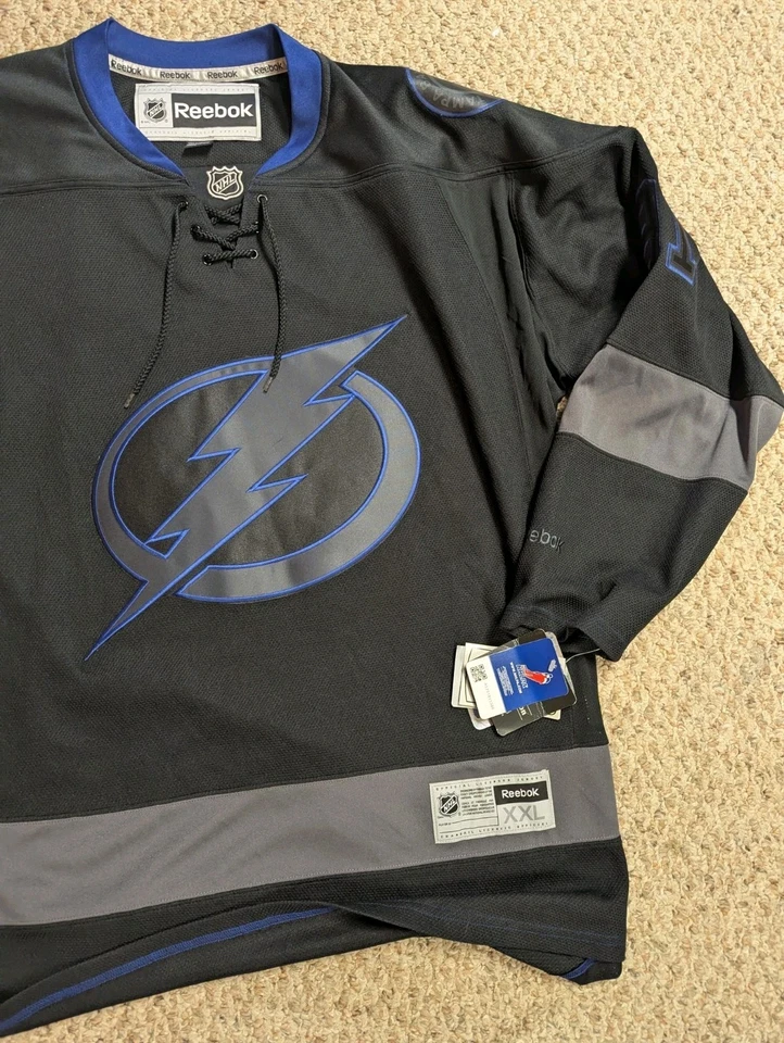 Camiseta deportiva Reebok Steven Stamkos Tampa Bay Lightning BLACKOUT Third NHL XXL RARA NUEVA CON ETIQUETAS Foto 3 de 4