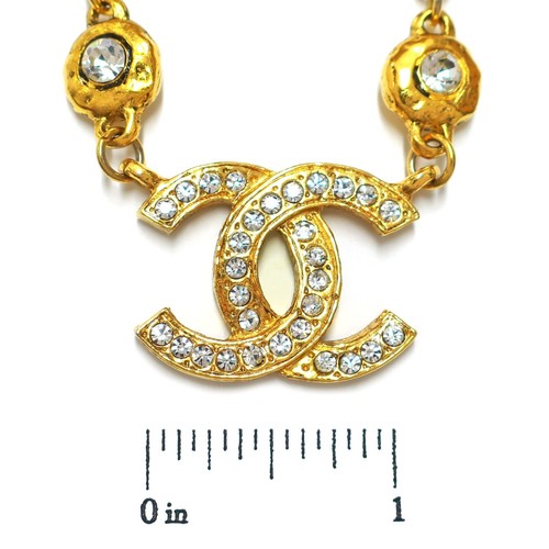 Collar colgante vintage de diamantes de imitación con logotipos CC enchapados en oro de Chanel #935c - Imagen 3 de 6
