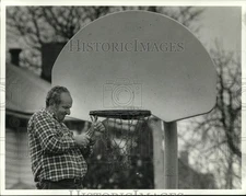 1987 Press Photo Razzano Vinenzo at Washington Square Park Basketball Goal