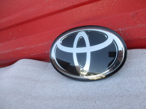 2020 2021 2022 2023 TOYOTA TACOMA RADAR SENSOR GRILL EMBLEM 90975-02159 OEM - Picture 1 of 6
