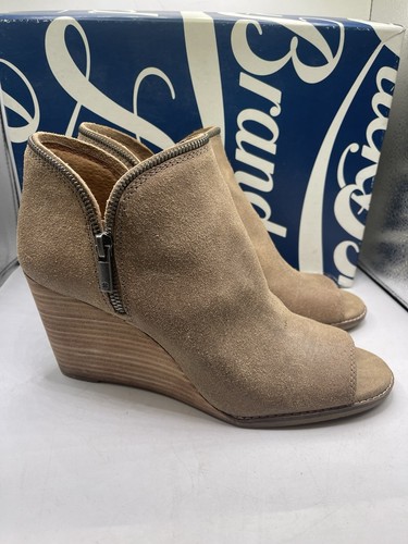 Lucky Brand Jareen Sesame Suede Round Peep Toe Zip Stacked Wedge Booties 10M - Picture 1 of 16