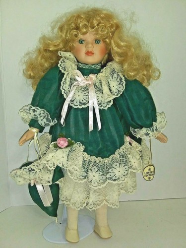 Bambola vittoriana in porcellana 16" vestito verde con ombrello VD833 - Foto 1 di 8