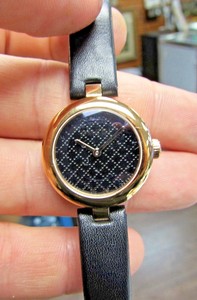 Elegant Ladies Wrist Watch Gucci 141 5 Black Gold Original Box Papers Ebay