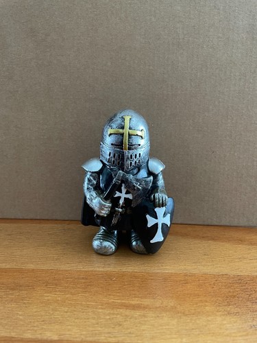 Pequeña estatuilla de resina decorativa/coleccionable caballero templario con hacha - Imagen 3 de 9