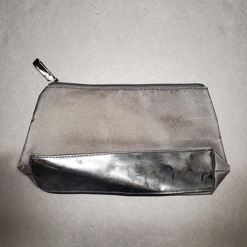 Bolso sin asas de maquillaje cosmético Lancome negro con adorno rosa plateado elevado 9x5" - Imagen 4 de 8