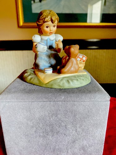 2000 Berta Hummel Goebel Tea Party Figurine BH152 - Picture 11 of 12