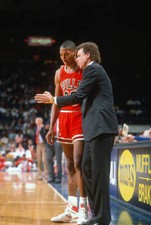 El entrenador en jefe Doug Collins Chicago Bulls habla con su jugador - Foto de baloncesto 1