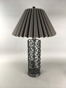 Mid-Century-Hollywood-Regency-Decorative-Scroll-Work-Pattern-Metal-Table-Lamp