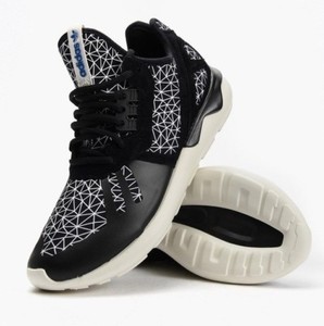 Claire arco Capilares MENS ADIDAS TUBULAR RUNNER YEEZY KANYE WEST BLACK WHITE ATHLETIC FASHION SHOE | eBay Claire arco Capilares MENS ADIDAS TUBULAR RUNNER YEEZY KANYE WEST BLACK WHITE ATHLETIC FASHION SHOE | eBay