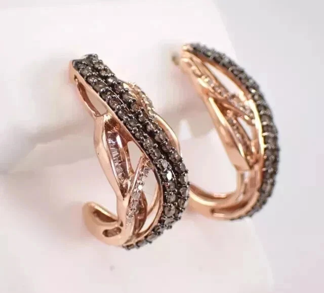 Pendientes de medio aro de diamantes de chocolate creados en laboratorio de 2,00 quilates enchapados en oro de dos tonos de 14 K Foto 2 de 4