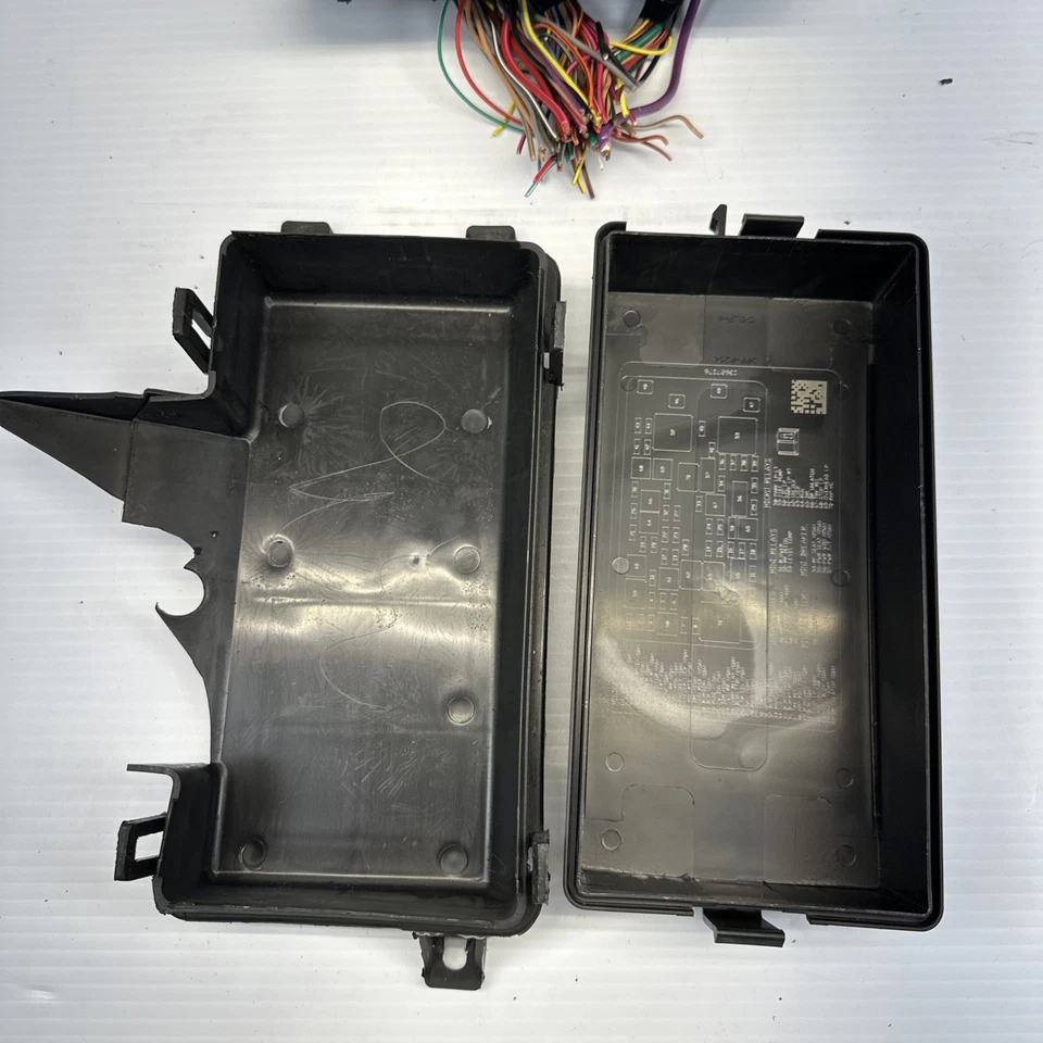 2008-2011 Cadillac DTS Buick Lucerne Under Seat Fuse Box Relay OEM 13697145 - Image 2 of 4