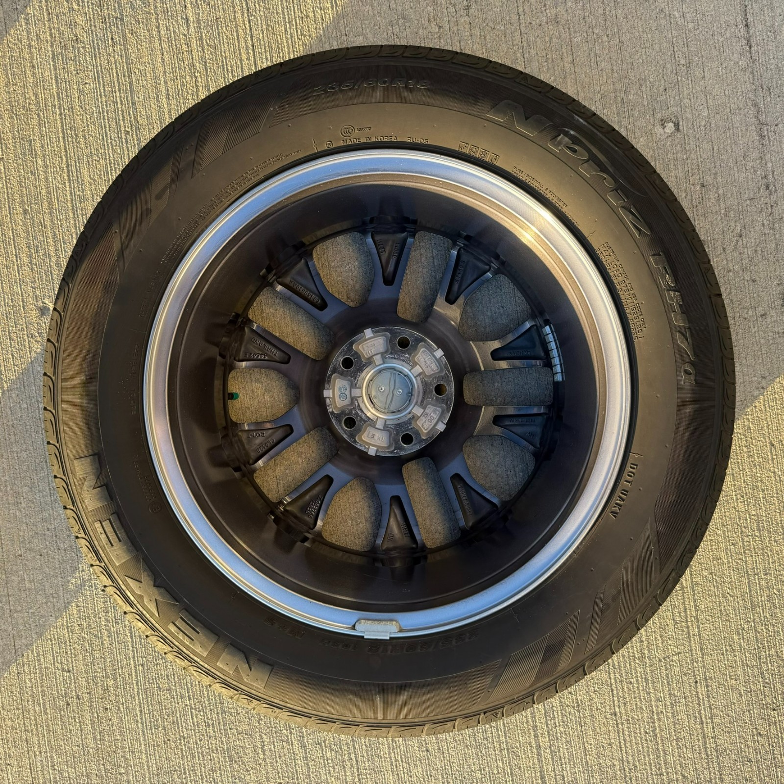 2022 Chrysler Pacifica Pinnacle 18-Inch Polished Wheel and Tire - Used