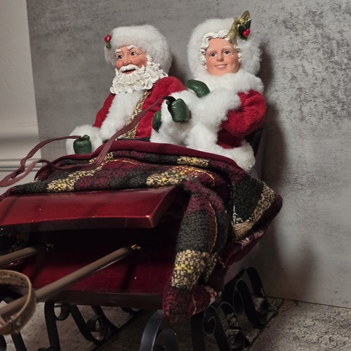 Dept 56 Possible Dreams Clothtique paseo en trineo juntos Santa y señora Claus - Imagen 6 de 19