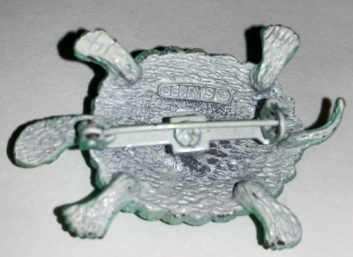 Broche prendedor vintage firmado Gerry's texturizado tortuga verde de la suerte con ojos de estrás rojo - Imagen 6 de 10