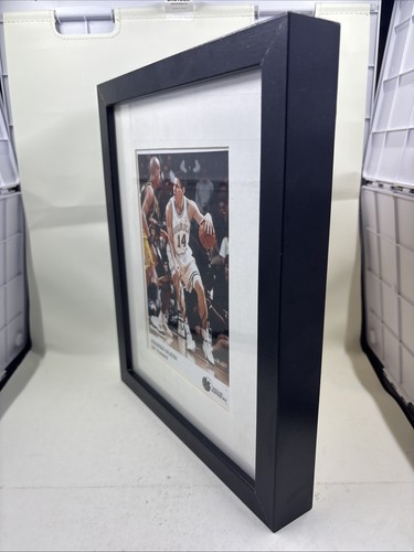 Foto firmada y enmarcada de Eduardo Nájera Dallas Mavericks - Imagen 5 de 5