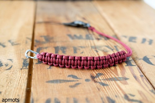 Cinturino da polso per fotocamera Paracord a sgancio rapido in Borgogna di apmots - Foto 3 di 8