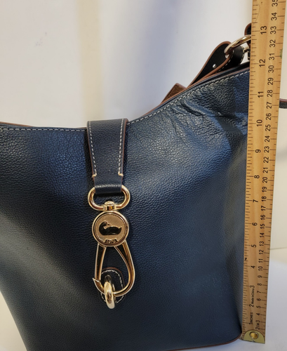 Borsa a tracolla Dooney & Bourke Pebble Grain con chiusura con logo, blu. - Foto 15 di 17
