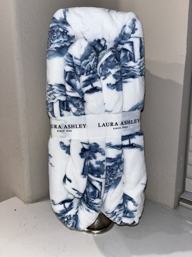 1-NIB LAURA ASHLEY  WHITE AND  BLUE WINTER SCENE HOLIDAY KING SIZE PLUSH BLANKET - Picture 4 of 10