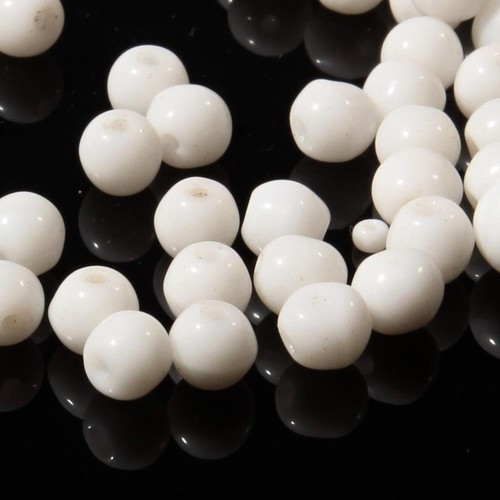 Lot (90) 5/6mm vintage snow white round molded Czech glass beads - Picture 1 of 2