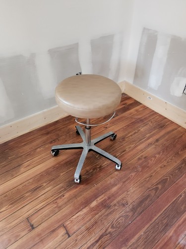 The Vintage MIDMARK Model 125-001 Air Lift Exam Stool