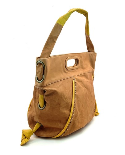 BOLSO DE LONA DE MANO MIMCO EN MIEL CANARIO NUEVO CON ETIQUETAS PRECIO DE VENTA SUGERIDO POR EL FABRICANTE $369 - Imagen 2 de 4