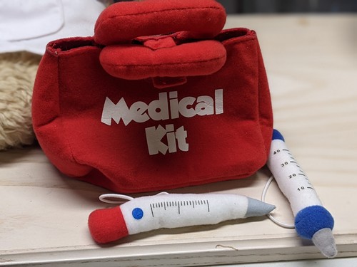 Oso de peluche rizado Build A Bear con abrigo médico kit médico etiquetas regalo 2011 - Imagen 14 de 24