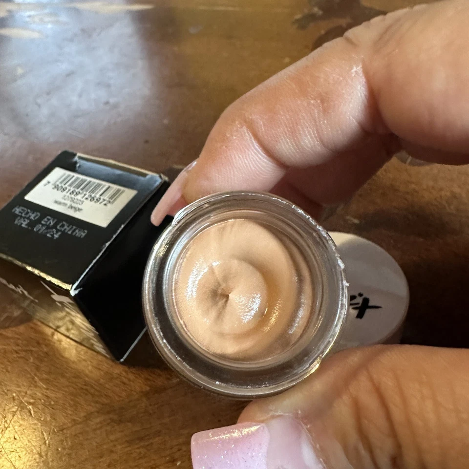 Maquillaje de sombra de ojos beige cálido Avon Mark Magix Foto 3 de 4