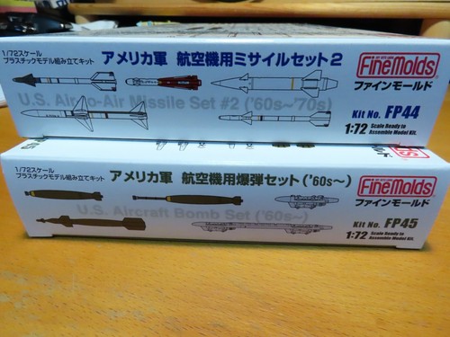 Fine Molds 1/72 US Aircraft Bomb Set (FP45) e set missili aria-aria (FP44) - Foto 1 di 3