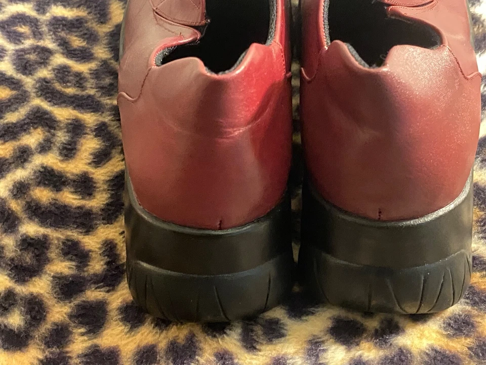 Cuña de cuero rojo buscado Foto 4 de 4