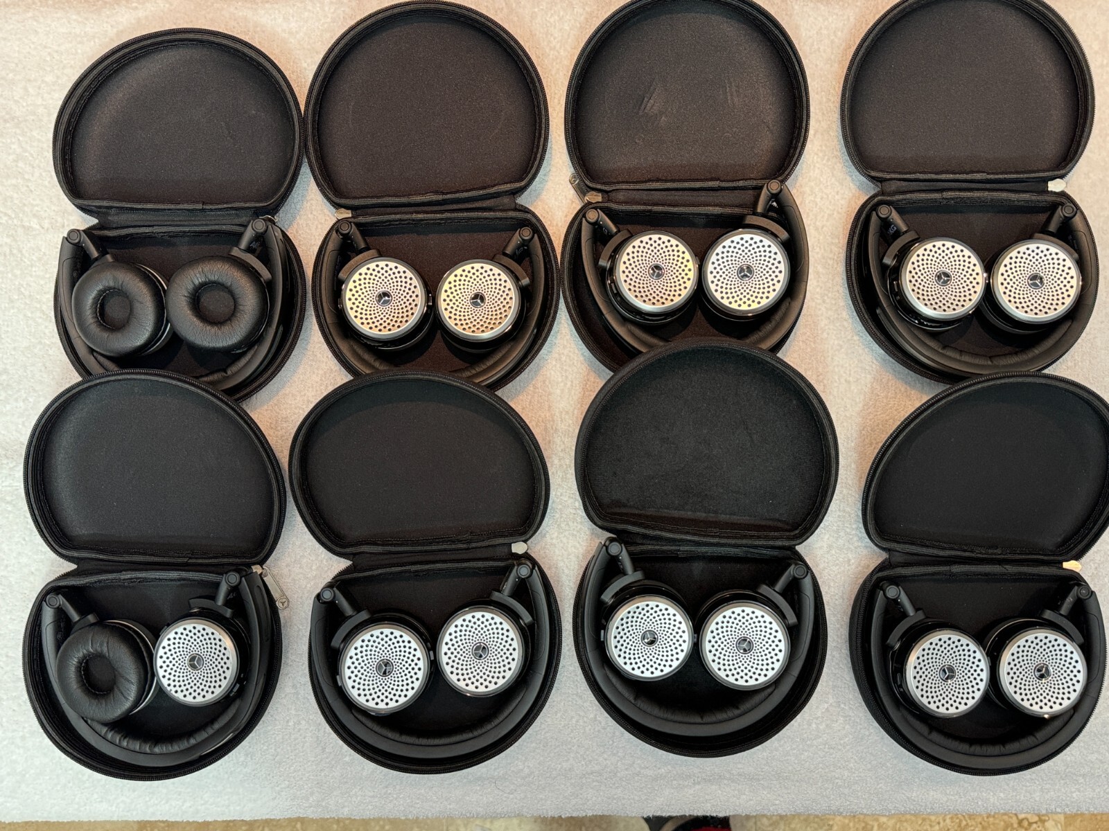 Mercedes Bluetooth Stereo rear entertainment Headphones AKG P104 W/Case