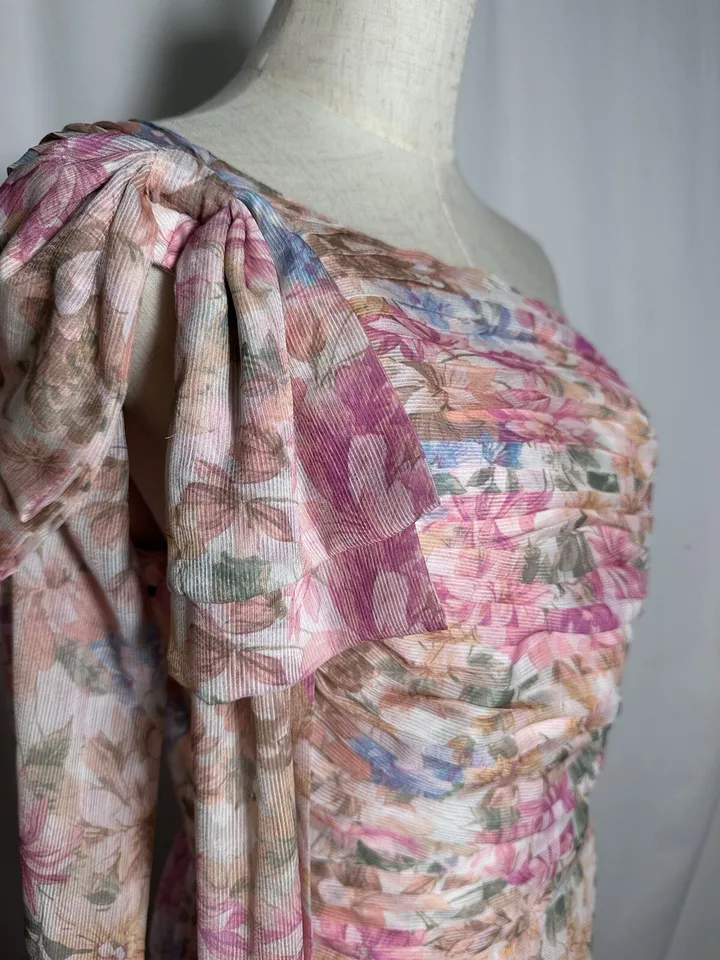 Vestido Alex Marie Línea A Acampanado Midi/Maxi 24W Un Hombro Plisado Gasa $218 Foto 4 de 4