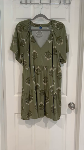 Old Navy Stufen Mini Swing Kleid XL olivgrün Blumen Kurzarm V-Ausschnitt - Video 1 von 1