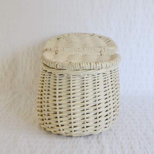 Vintage Wicker Basket, Painted White Cream Basket with Lid Oval - Picture 2 of 12