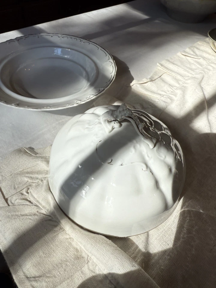 Antigo prato de manteiga Theodore Haviland Limoges redondo coberto branco com acabamento dourado - Imagem 4 de 4